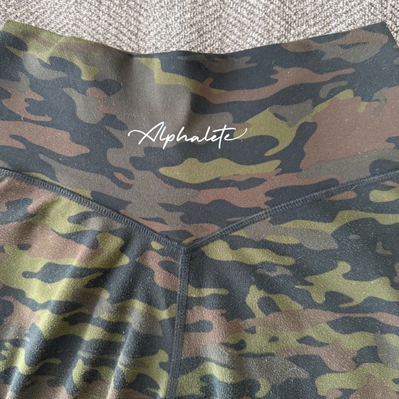 Alphalete Surface Power Camo Leggings - Picture 2 of 3